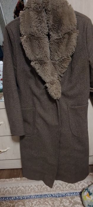 Ayollar paltosi sotiladi