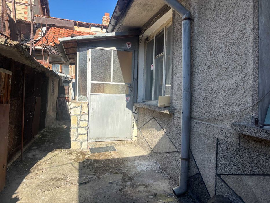 КЪЩА с прилежащ двор в Карлово