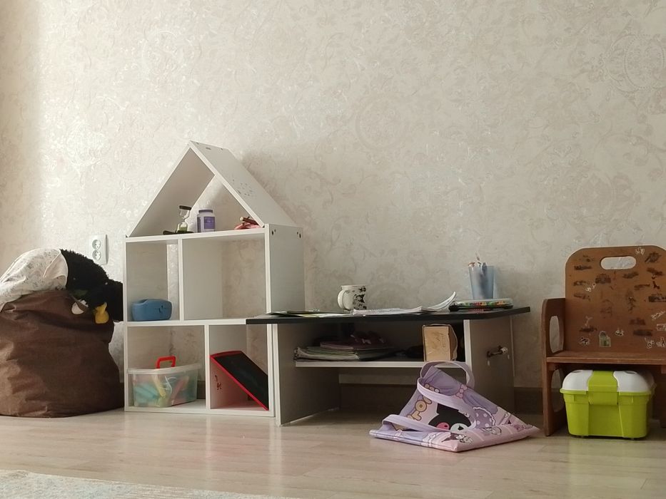 Продается детский домик, игрушки, детский письменный стол   .