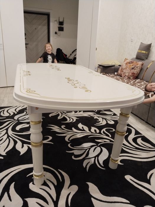 Үстел сатылады .