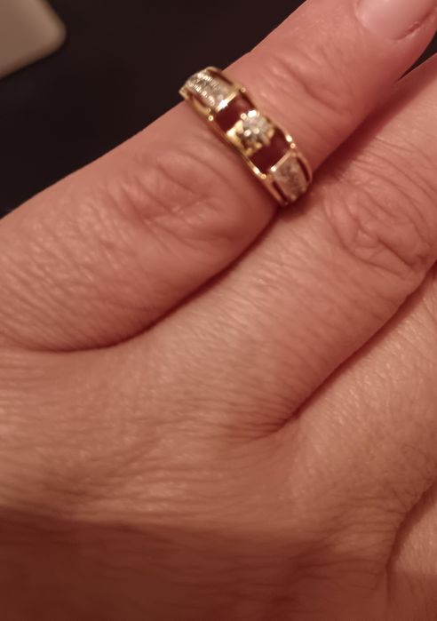 Кольцо с бриллиантом