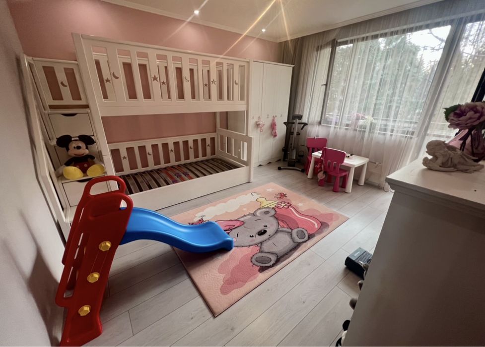 Двуетажно дървено легло. Масивно.