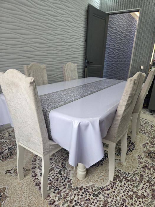 Обеденный стол со стульями