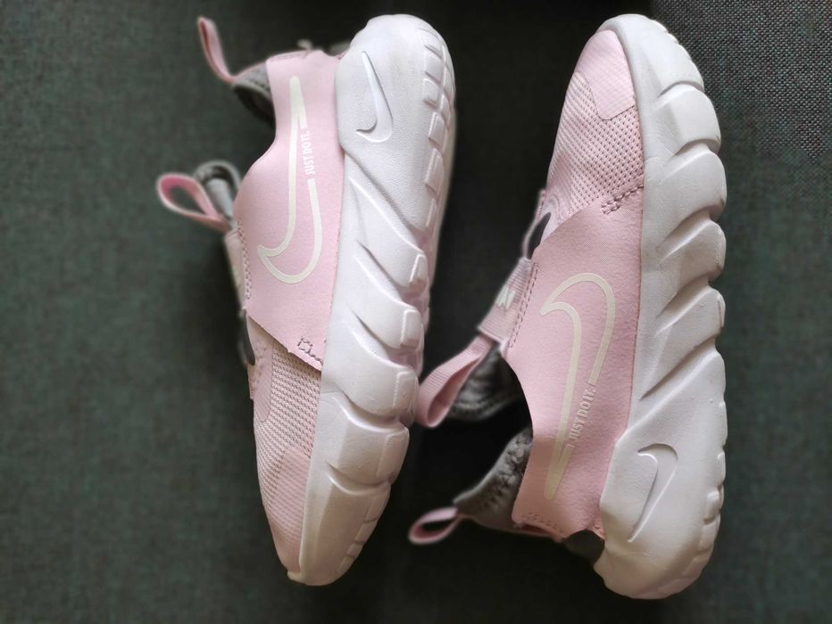 Încălțăminte fata: adidași Puma 34, Nike 32, sandale Skechers 29,