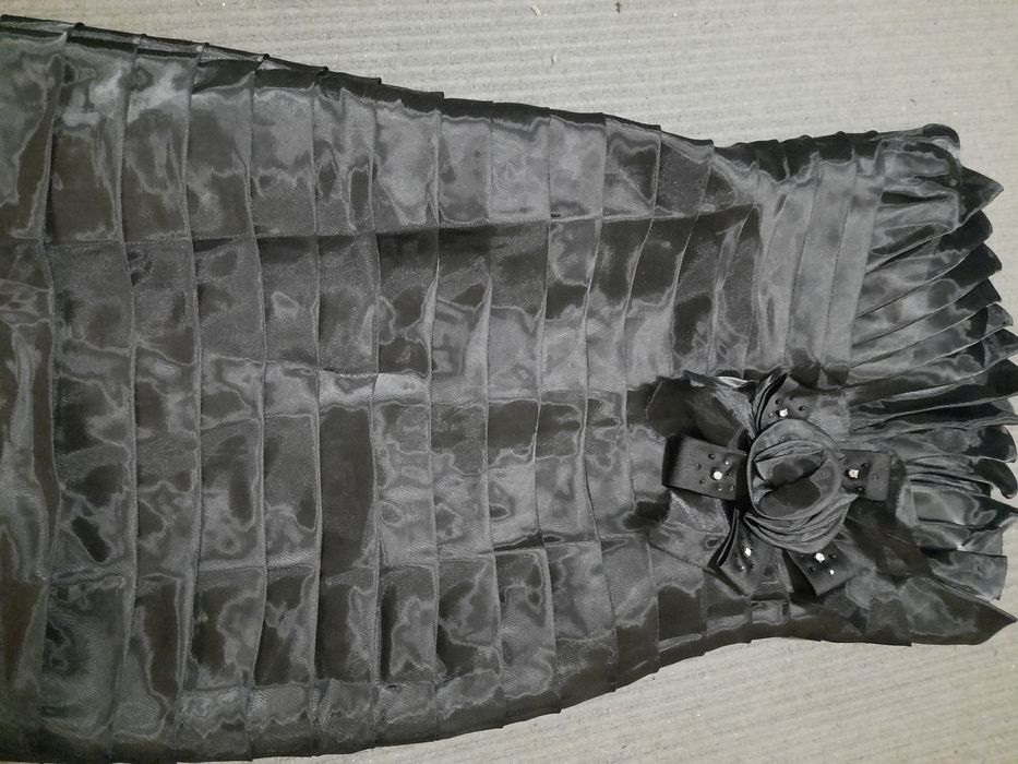 Новое вечернее платье.Размер 46.без брителей.средней длины.