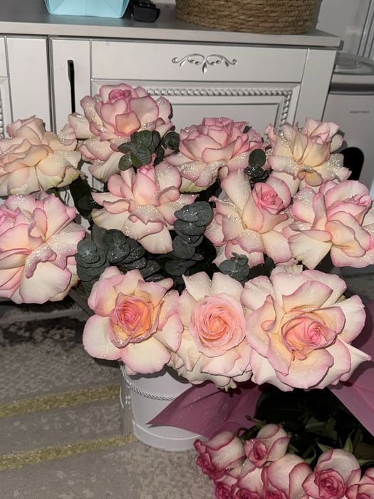 Два свежих букета роз