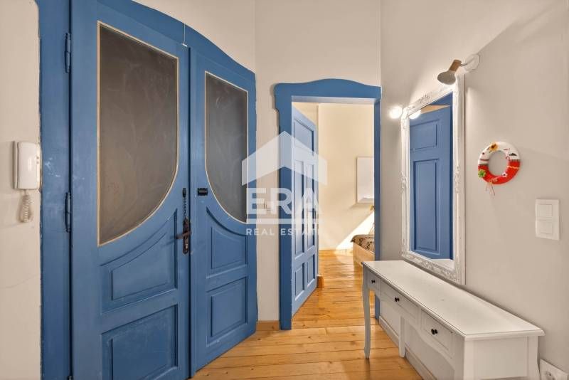 Тристаен, ексклузивен, обзаведен апартамент за продажба, представляващ