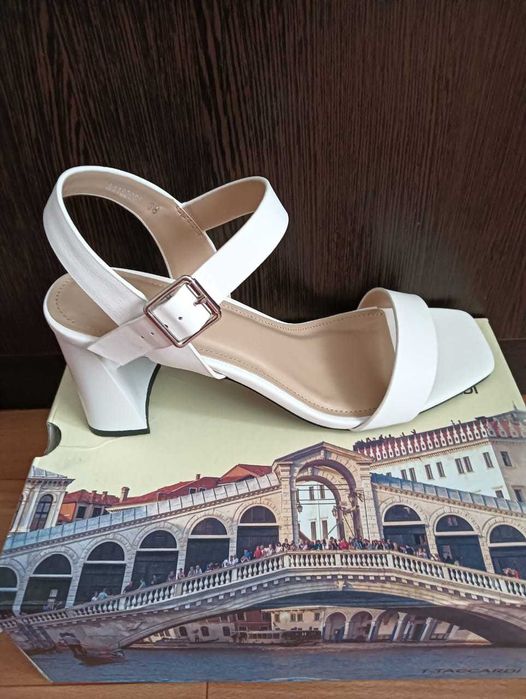 Продам босоножки