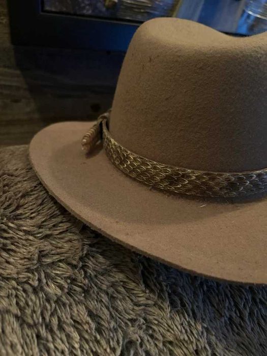 Ръчно изработена шапка - има следи от употреба