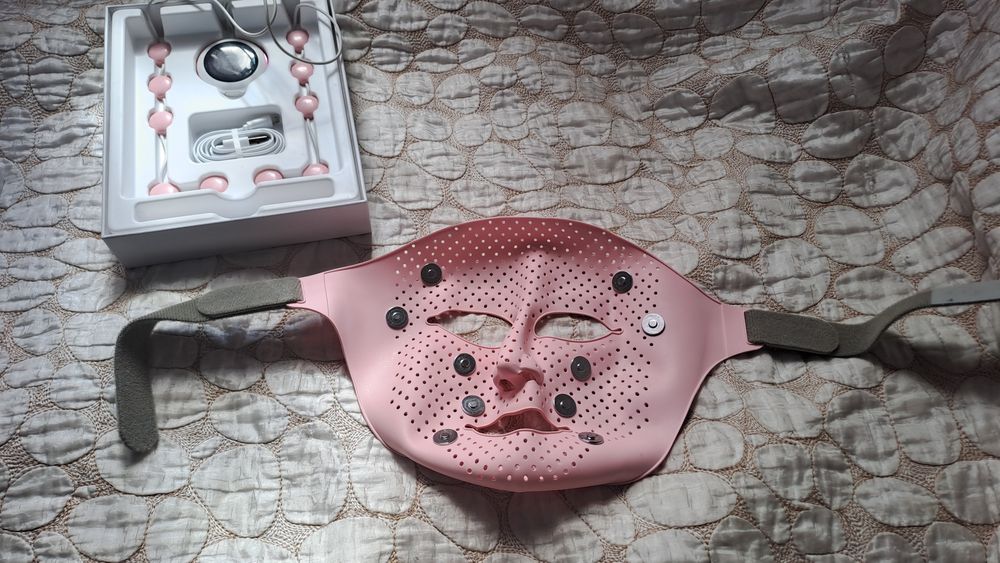 Продаётся маска массажёр для лица