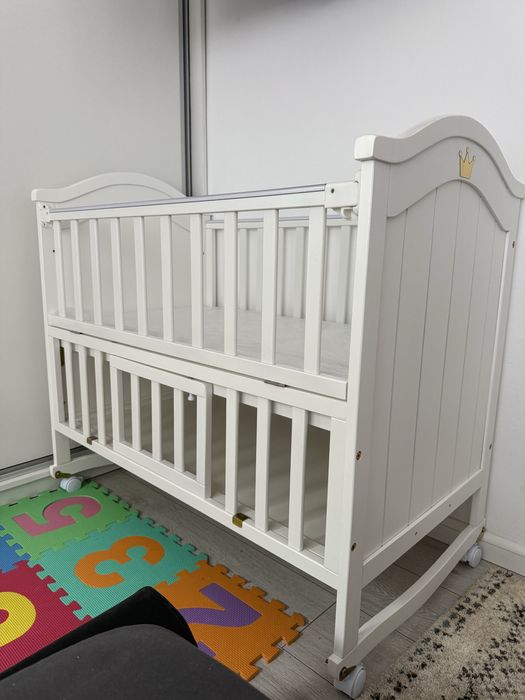 Pătuț bebe din lemn alb 4 în 1 – balansoar, co-sleeping + saltea cocos. nu a fost folosit