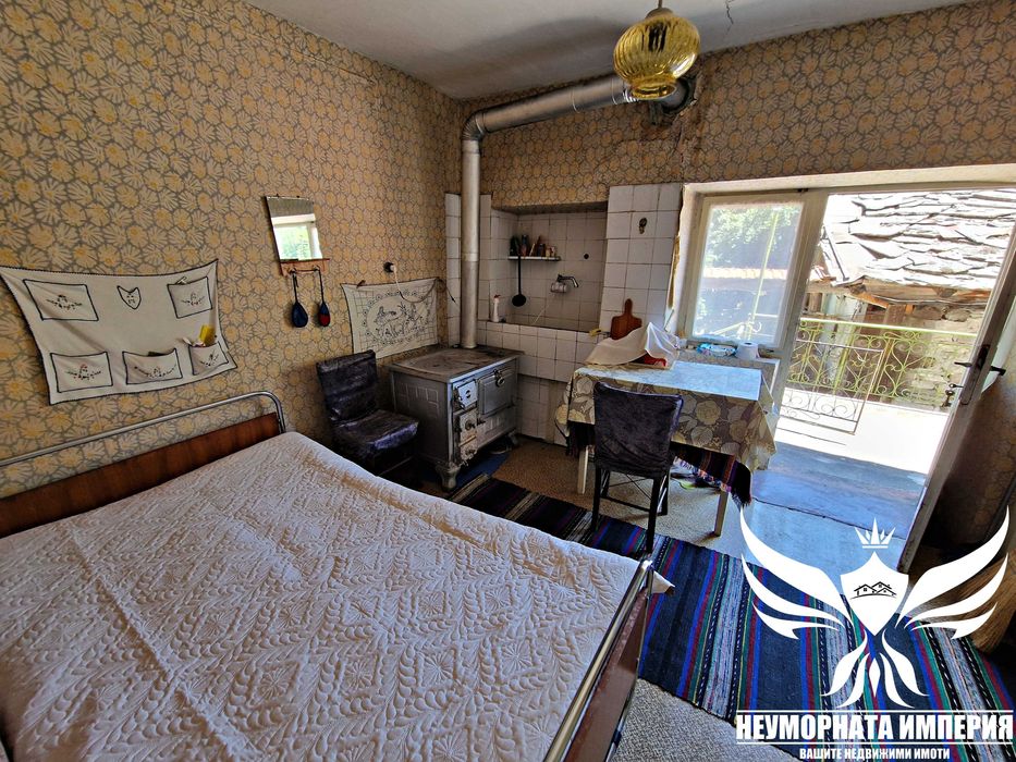 Триетажна къща с постройки 145РЗП с 194кв. в двор село Орехово