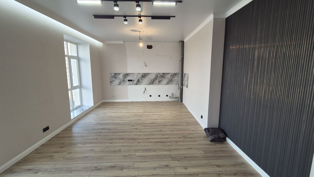 Поклейка обоев галтель