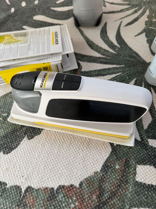 Set Kärcher WV 2 ca NOU – aspirator geamuri + KV 4 + 2 soluții + lavete