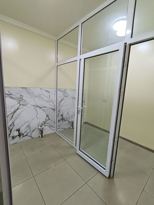 Аренда офиса с площадью: 90 м²  первая линия вдоль дороги. Ул. Бабура