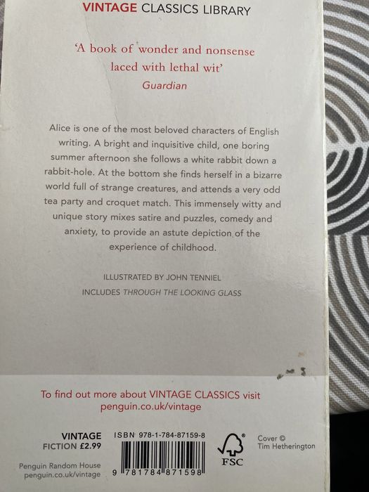 Алиса в страната на чудесата на английски език