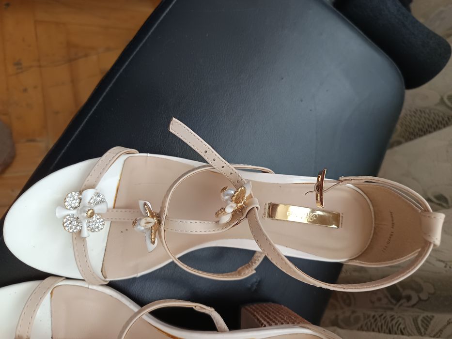 Нови сандали беж