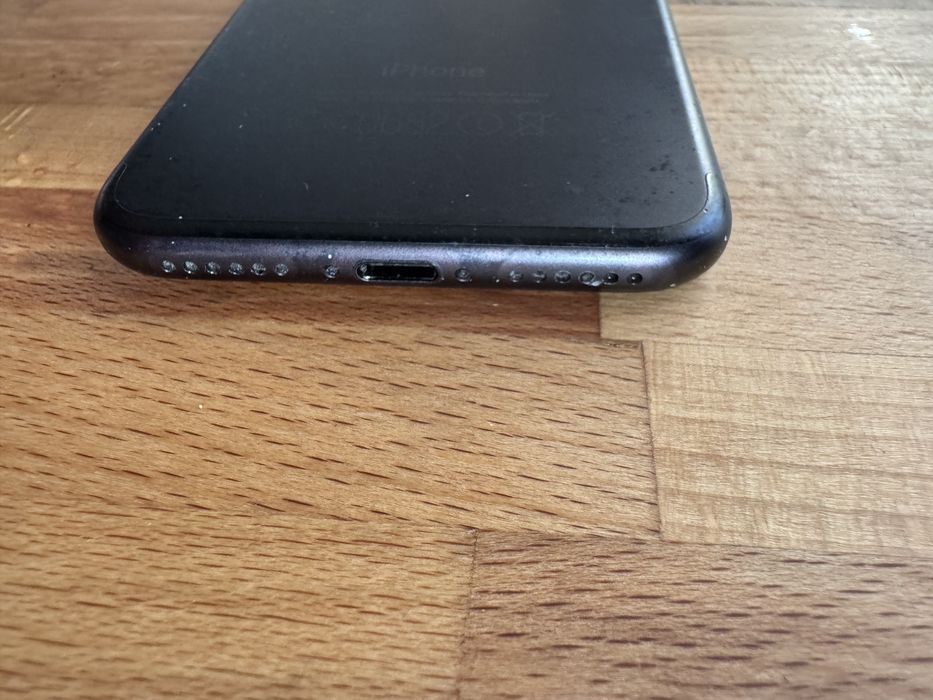 Продавам IPhone 7