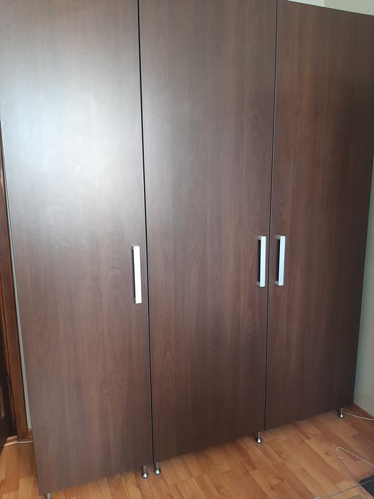 Se vinde dulap uzat foarte puțin ,l=1,70m,H2,04 include picioarele