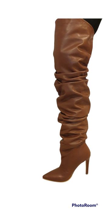 Cizme maro, aspect incretit peste genunchi