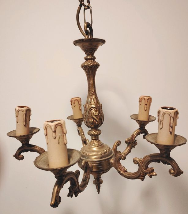 Candelabru antic din bronz masiv cu 5 brațe în stilul francez Louis , dimensiuni 44 cm in diametru,h cu lanț 68