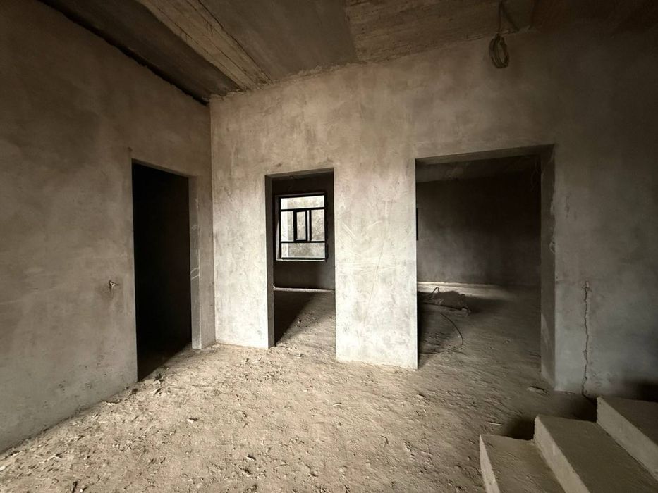 Bunyodkor mahallasida uy sotiladi (korobka)