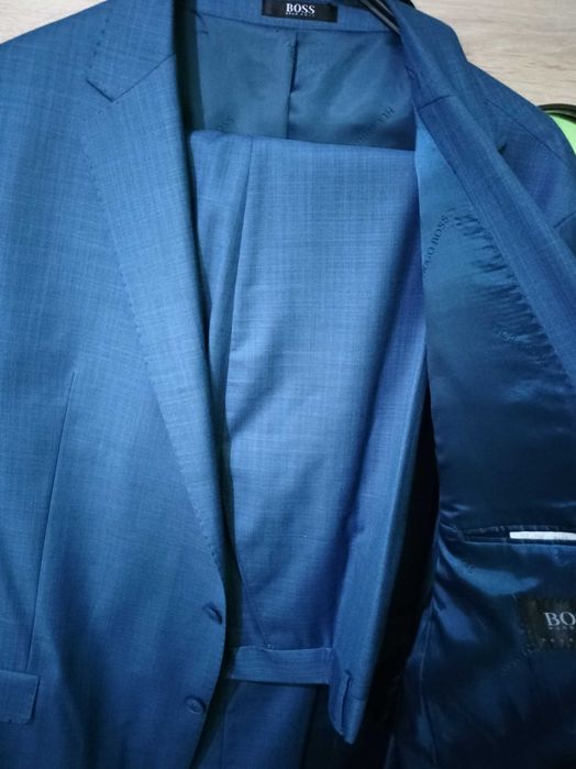 Vând costum Hugo Boss