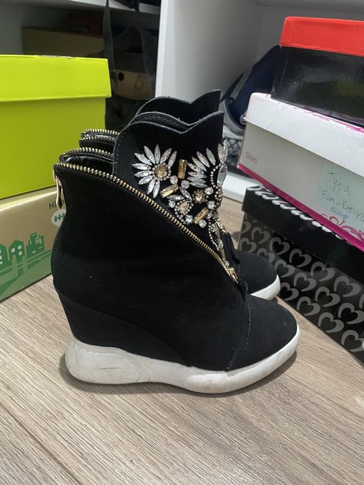 Продам зимние ботинки