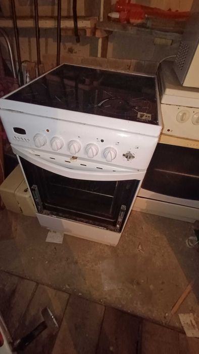 Продавам две готварски печки горение и микровълнова.