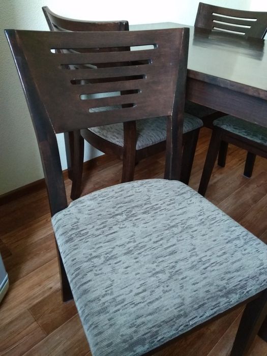 Стол и четыре мягких стула.