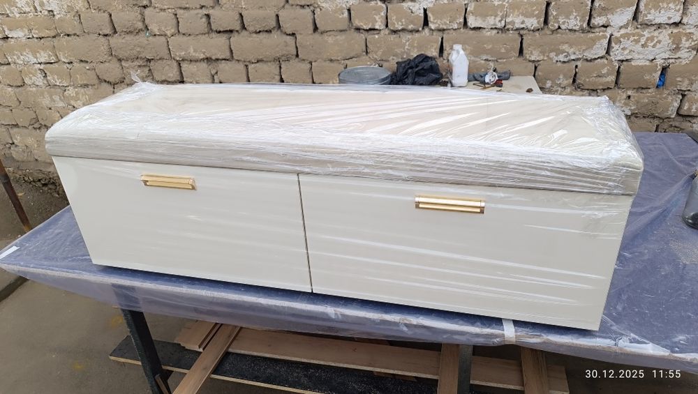 Обувной подставки. Oyoq kiyim qo'yish uchun javon