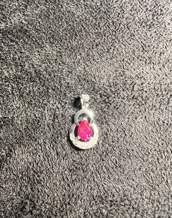 Pandantiv de argint cu piatrǎ roz