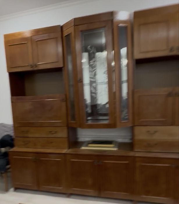 Продается стенка за 20 000 тенге.