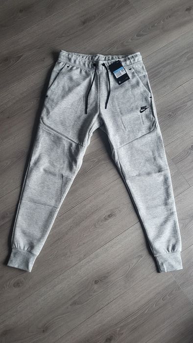 Pantaloni Nike Tech