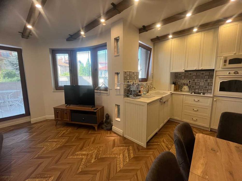 Дава се под наем Двустаен апартамент в Русе, Център - 62 кв.м за 561 € - Снимка #2