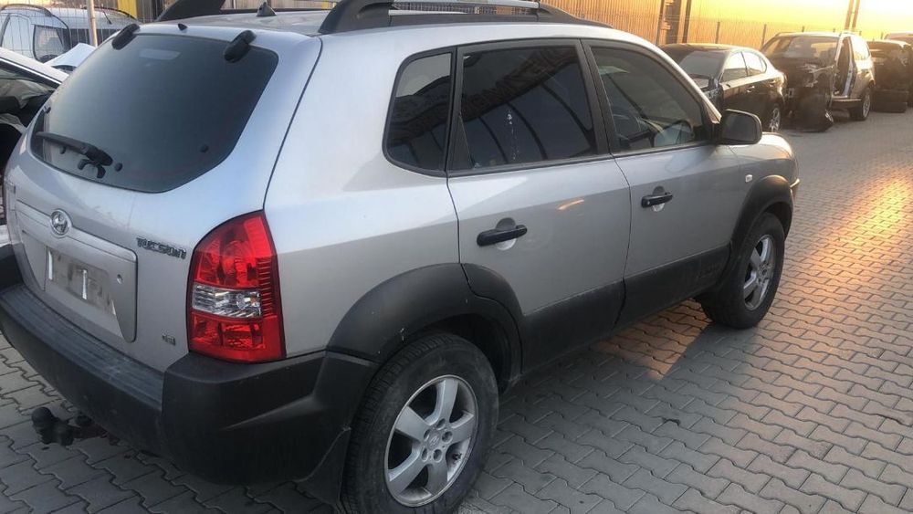 Dezmembram Hyundai Tucson 2.0 benzina  4x2 an fabr 2006