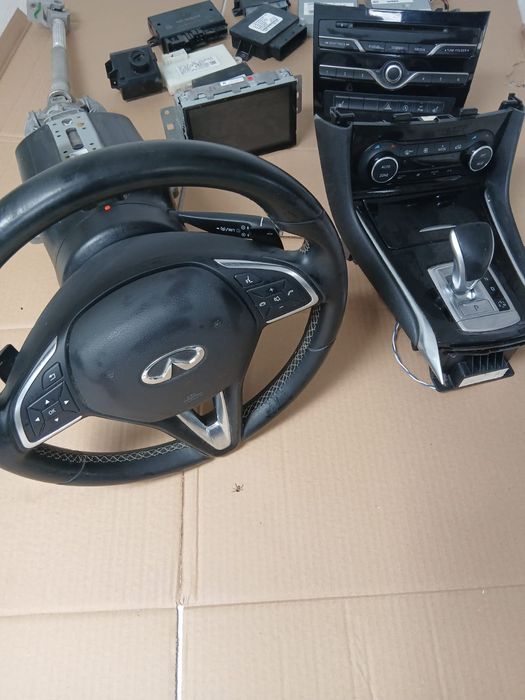 Vând volan și consola Infinity Q30 2019