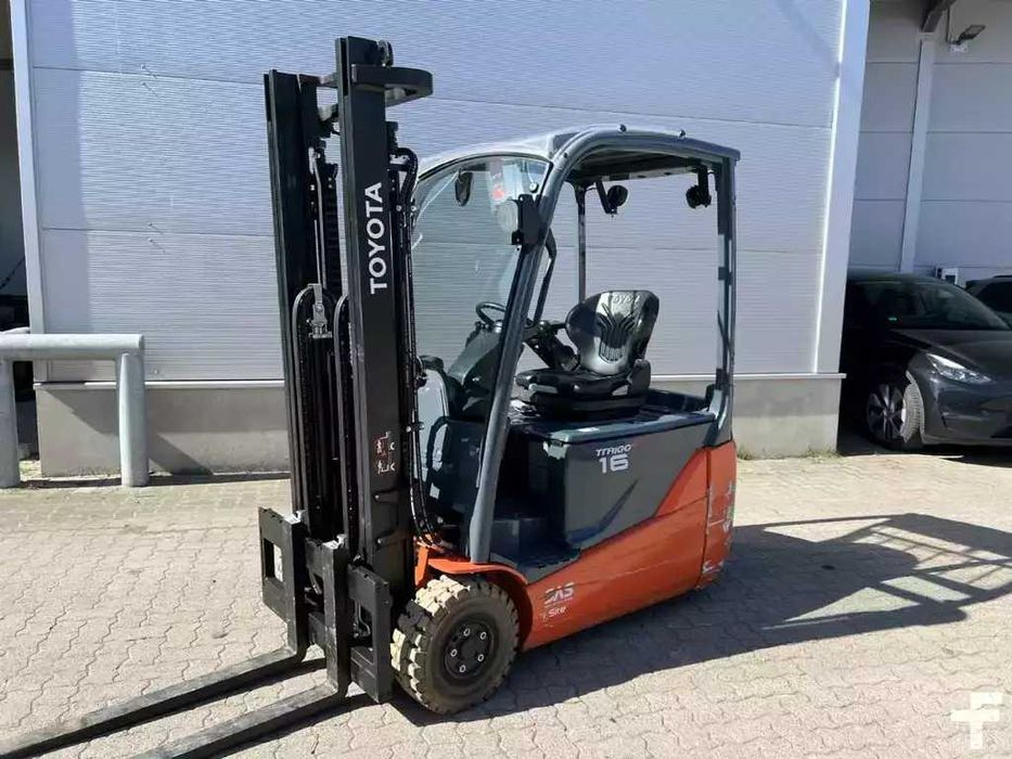 Inchiriere stivuitoare | Reach truck | Transpalete | Nacele |