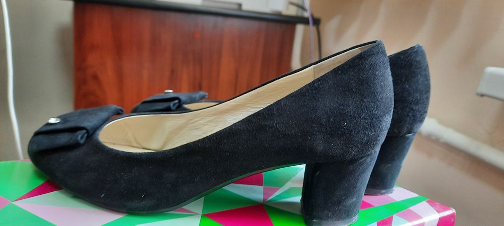 Продам замшевые туфли