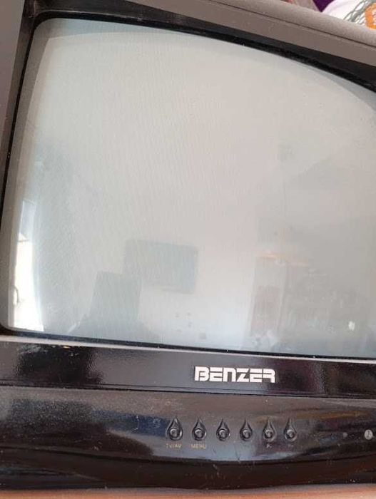 ПОДАРЯВАМ мебели и телевизор