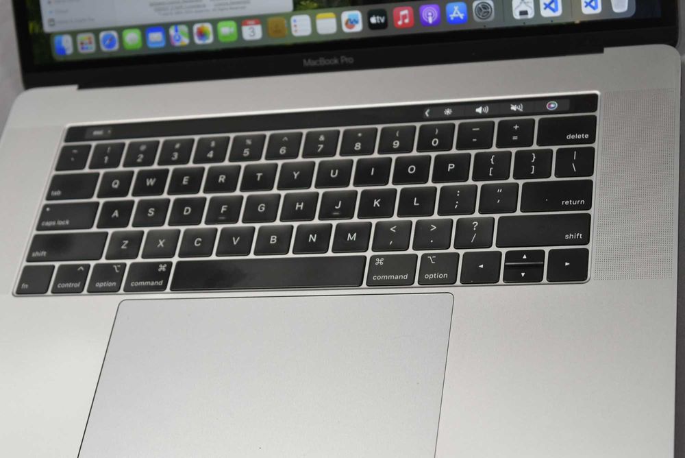 A1990 Macbook Pro I7 32 GB DDR4 1 TB NVME AMD Video HD Retina Display