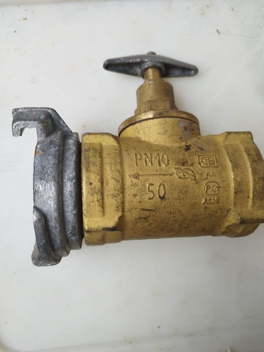 Продам краны и отводы для труб