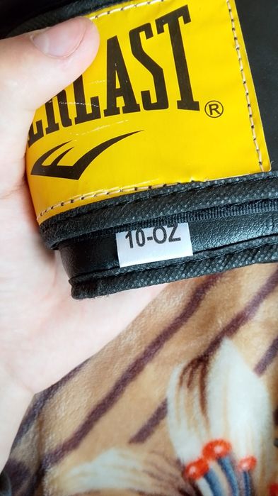 Продам Бокс. Перчатки "EVERLAST"