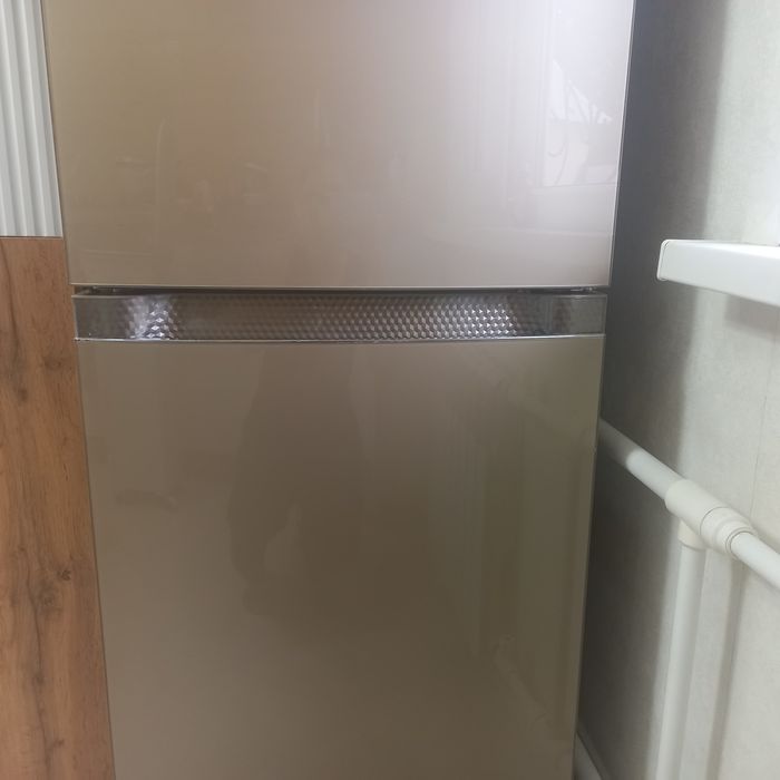 Холодильник LG со стекляным витражом