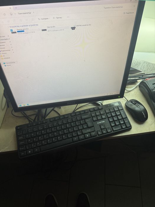 Компютър HP + Монитор Dell  и мишка и клавиеатура.