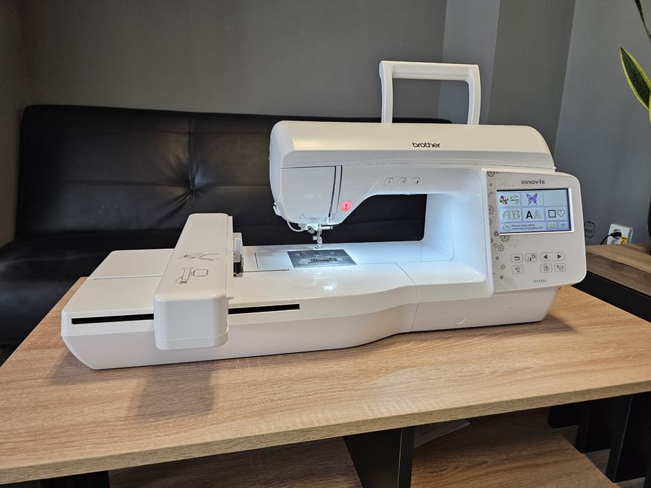 Vand Masina de brodat Brother Innov-is NV880E - Accesorii/Cons. inclus
