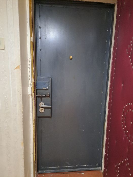Входная железная дверь