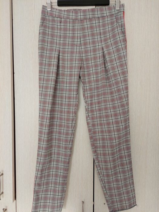 Pantaloni dama in carouri cu dunga rosie laterala