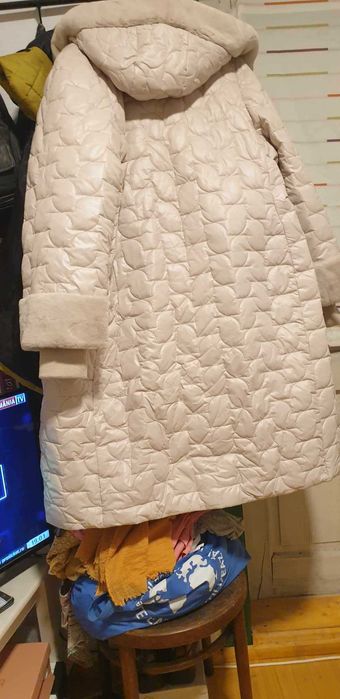 Vând haină lungă din fâș de culoare crem, nouă