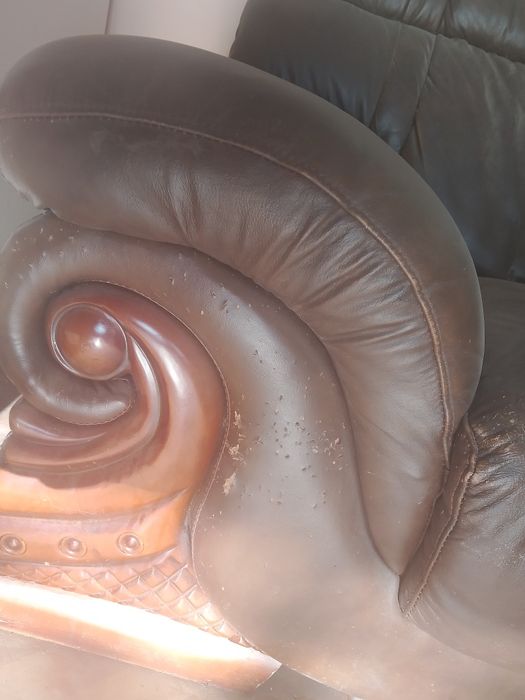 Диван кожаный в хорошем состоянии